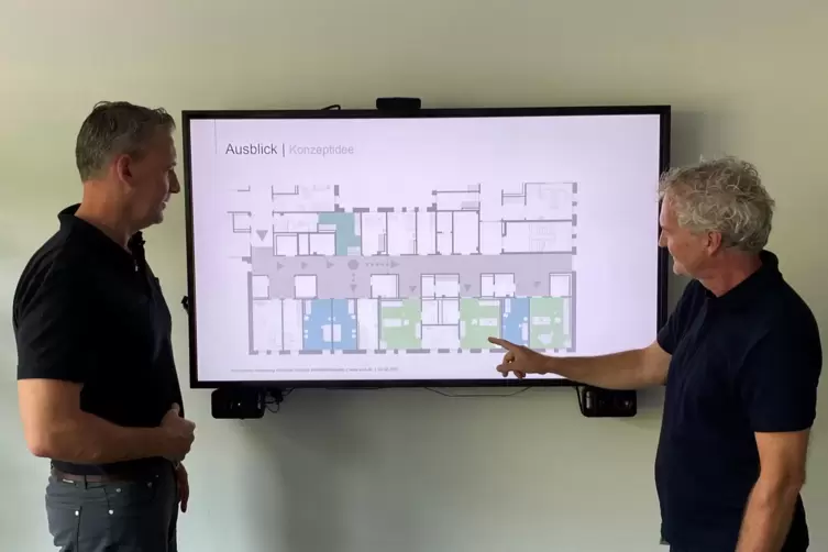 Drei statt zwei Krei&szlig;s&auml;le gibt es k&uuml;nftig, wie Regionaldirektor Manuel Matzath (links) und Architekt Markus Deckert erl&auml;utern. E