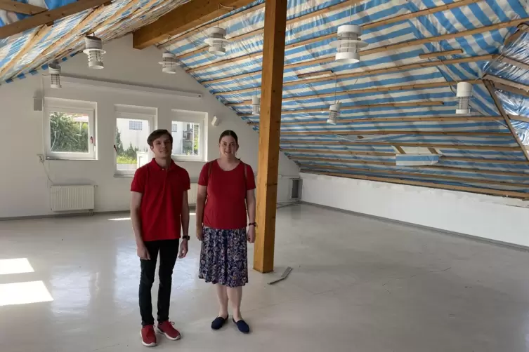Lucas Berrsche und Nina Heeskens im Schulungsraum, wo noch eine neue Deckenverkleidung eingezogen werden muss.