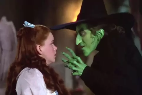 Auf der Lichtenburg geht’s um Hexen. Das hier ist Schauspielerin Margaret Hamilton im Film „Das zauberhafte Land“ (1939, mit Jud