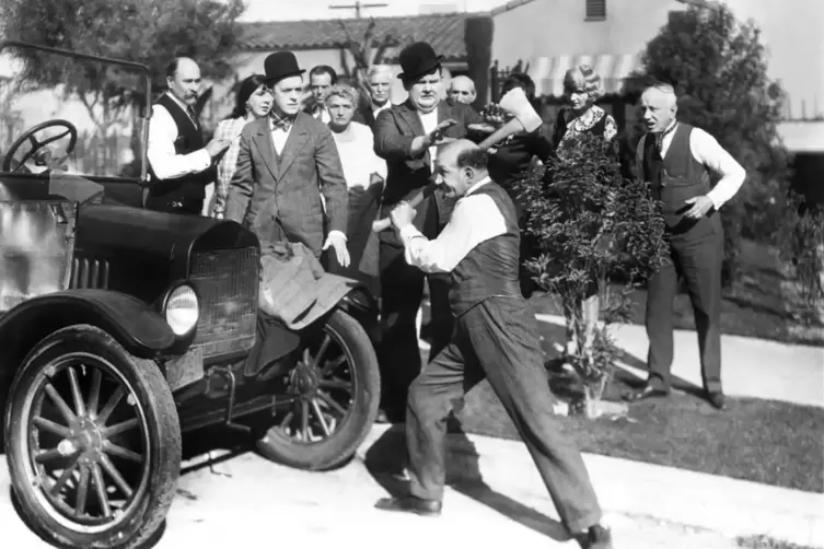 Die Lauterer Oldtimerfahrer gehen mit ihren Vehikeln vermutlich liebevoller um als Laurel & Hardy im Film &bdquo;Der gesch&auml;ndete Obers