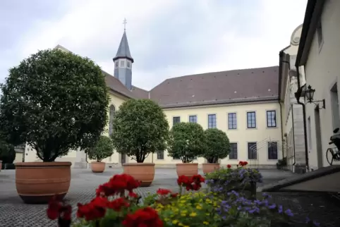 Die Ausstellung findet im Seitentrakt des Schlosses in Fußgönheim statt. 