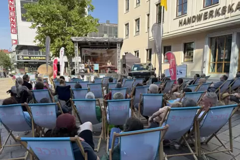 An schönen Sommerabenden will nicht jede(r) nur andächtig die Ohren spitzen: Tom Keller und Maria Blatz spielten am Lauterer Alt
