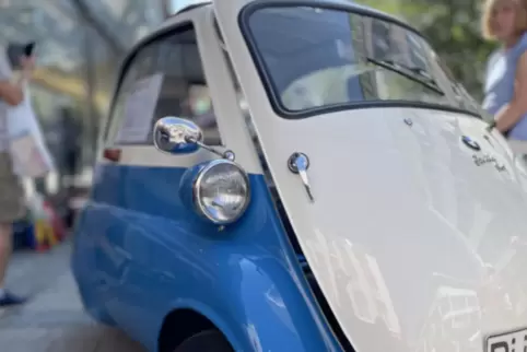 Darf bei Oldtimer-Shows nicht fehlen: die BMW Isetta, liebevoll „Knutschkugel“ genannt.