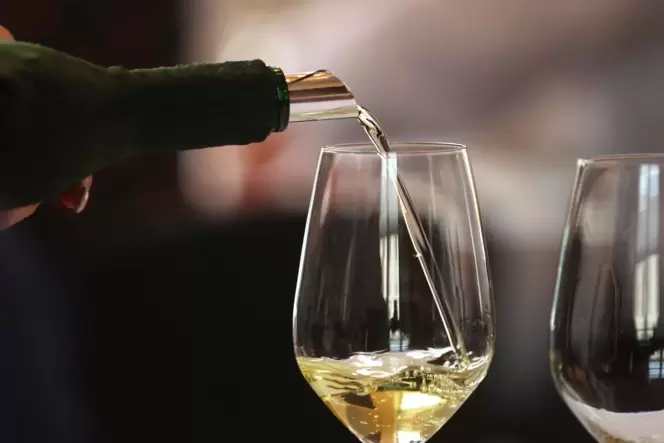 Ein Glas Wein soll den Wochenmarkt-Besuch am Samstag abrunden. Ein Glas Wein soll den Wochenmarkt-Besuch am Samstag abrunden.