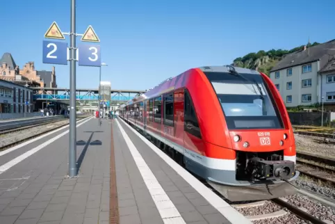 Von Gerolstein nach Köln fahren jetzt wieder Züge. Aber bei der Elektrifizierung gibt es Verzögerungen – auch weil teilweise bei