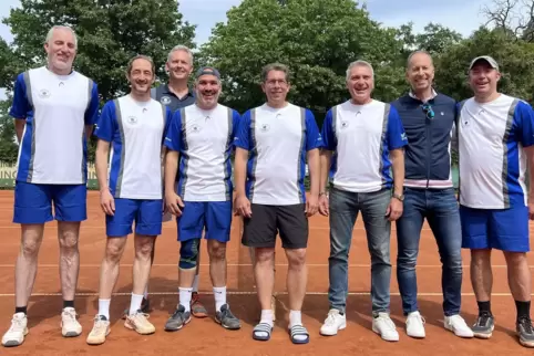 Das Meisterteam der Herren 50 mit (von links) Thomas Beuttler, Wolfgang Heim, Andreas Volz, Tanguy LeCocgiuc, Michael Tempel, Rü