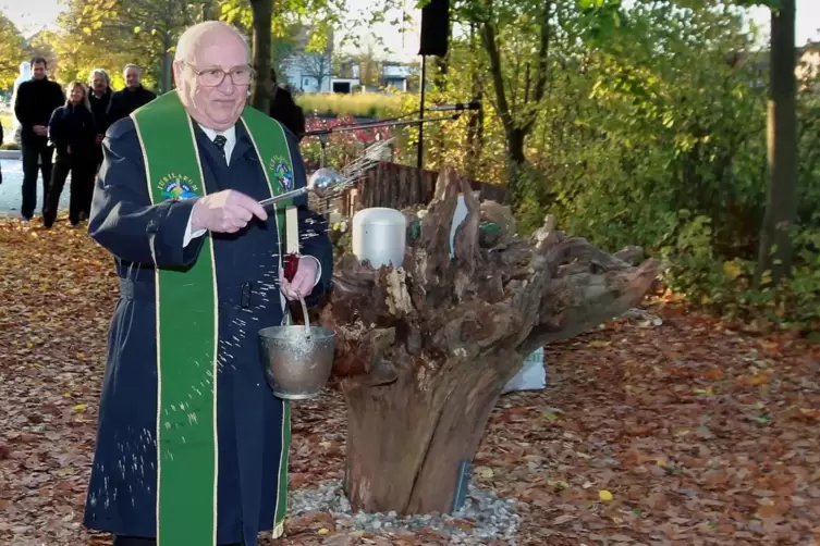 Henrich half als Seelsorger in der Gemeinde aus, hier 2012 bei einer Segnung auf dem Friedhof. 