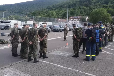 Auf dem Stadionparkplatz wurden alle in die Aufgaben eingewiesen. 