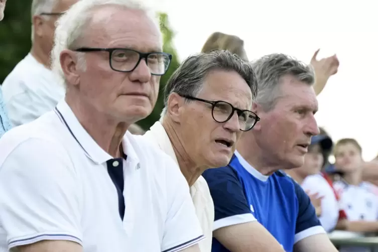 Alles im Blick: Hans-Peter Briegel, Edgar Schmitt und Manfred Kaltz.