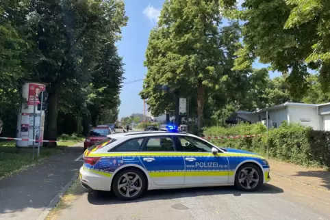 Kein Durchkommen: Sperre der Polizei in der Holzstraße. 