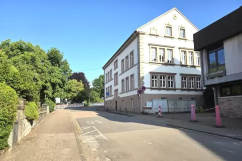Durch die Kurve hinter dem Hort fließt der ganze Verkehr zum Freibad. Das ist gefährlich, weil Kinder die Straße queren und erst