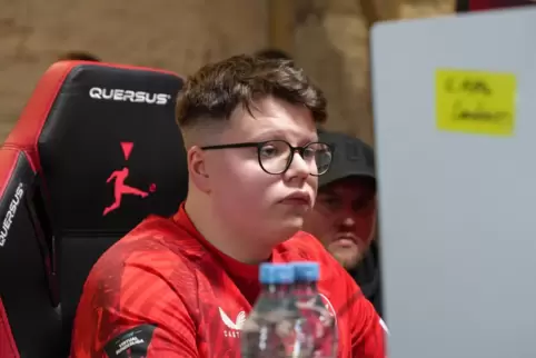 Felix Breitkopf vom E-Sports-Team des FCK, im Hintergrund sieht man den Coach Christopher Selzer. 