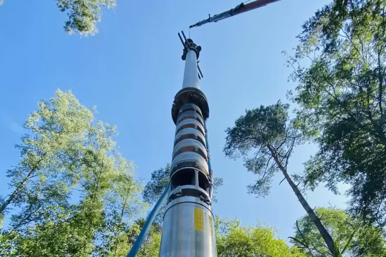 Das letzte Tageslicht: Hier h&auml;ngt die Pumpe noch unter freiem Himmel am Kran. 