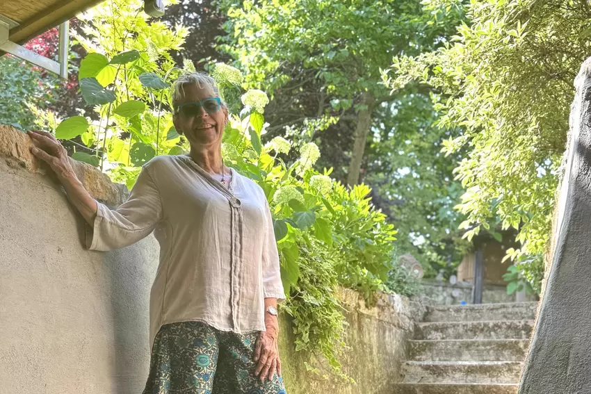 Freischaffende Künstlerin und Baumliebhaberin: Sibylle Raichle in ihrem Garten in Rüssingen.