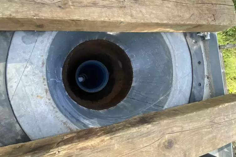 Da geht&rsquo;s runter: Der Brunnen ist 100 Meter tief. 