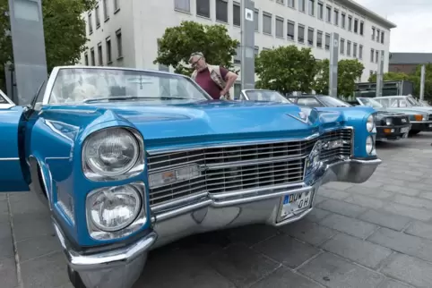 Ein blaues Schmuckstück: der Cadillac de Ville. 