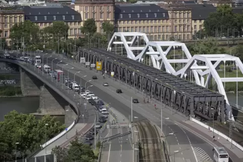 Die Adenauer-Brücke aus der Luft. 