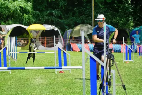  VdH-Vorsitzende Nadja Vonknechten mit ihrem Hund Bailey bei dessen letztem Turnier.