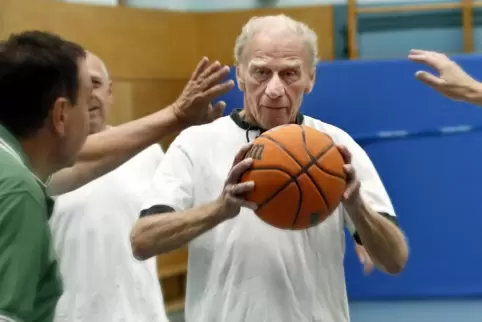 Freitags geht Fritz Schmidt (mit Ball) auf Korbjagd mit der VBZ-Sportgruppe. Am schönsten, so Schmidt, ist aber die dritte Halbz