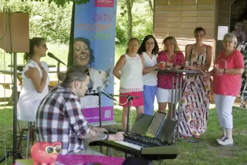 Das Ehepaar Manuel und Katrin Lothschütz sorgte beim Picknick der Landfrauen für musikalische Unterhaltung. 