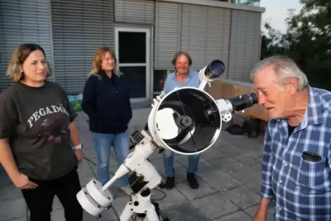 Bestens gewappnet fürs farbenprächtige Himmelsspektakel: Herbert Wagner vom Arbeitskreis Astronomie (rechts im Bild) hat sein Te