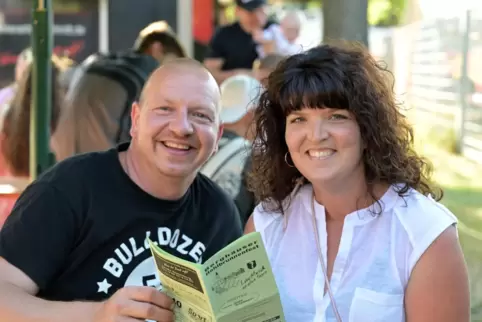 Spaß an der Organisation: Silvia Jester-Zürker (rechts), Schriftführerin im Ortskartell. Vorsitzender Martin Sternberger kann si