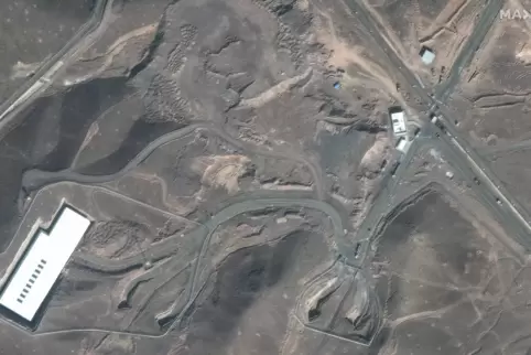 Angriff auf die unterirdische Festung: Dieses von Maxar Technologies zur Verfügung gestellte Satellitenbild zeigt Fahrzeuge im K