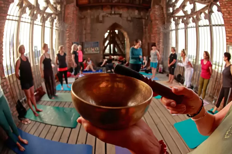 Die Nachfrage an Yoga ist so gro&szlig;, dass es nun zus&auml;tzliche Angebote daf&uuml;r gibt. 