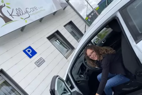 Kelly Klensch steigt nach wie vor regelmäßig ins Auto, um raus zu den Patienten zu fahren. Kelly Klensch steigt nach wie vor regelmäßig ins Auto, um raus zu den Patienten zu fahren.