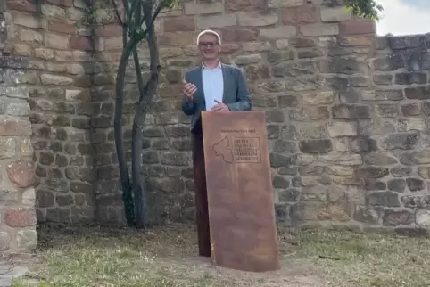 Das Hambacher Schloss ist mit dem Rednerpult (hier Landtagspräsident Hendrik Hering) als Ort der rheinland-pfälzischen Demokrati