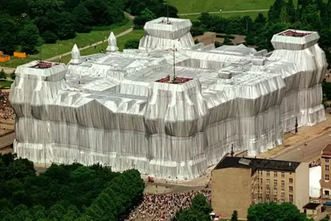 Überirdisch, zum Weinen schön: der verhüllte Reichstag. Überirdisch, zum Weinen schön: der verhüllte Reichstag.