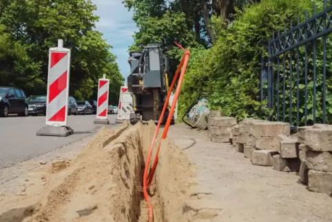 Das Unternehmen Deutsche Glasfaser hat mit der Libra GmbH einen neuen Baupartner mit dem Glasfaserausbau beauftragt. 