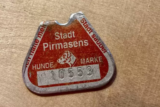 Eine Steuermarke für Pirmasenser Hunde. Eine Steuermarke für Pirmasenser Hunde.