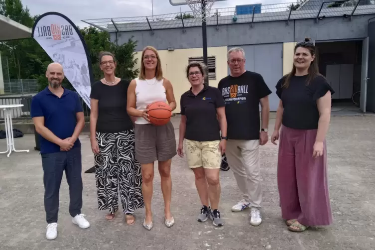 Das Team (von links): J&ouml;rg Zimmermann, Kathrin Konrath, Anna-Katherina Rapp, Jenny Conrad, Thomas G&uuml;&szlig; und Charlotte Christ.