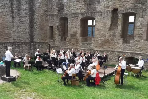 Das Westpfälzische Sinfonieorchester bei einem früheren Auftritt auf Burg Lichtenberg. Foto: 