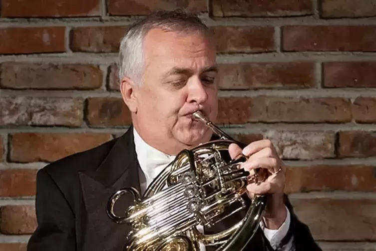 Hornist Youri Rizov tritt beim Serenadenkonzert auf Burg Lichtenberg als Solist auf. 
