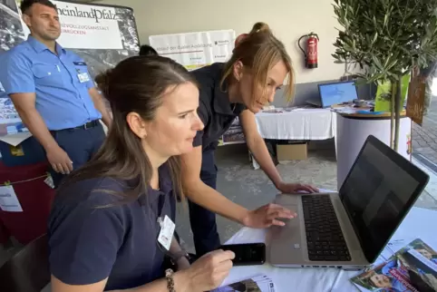 Laura Ruf von der Hauptgeschäftsstelle und Personalchefin Christine Weber (vorne von links) erstellen Instagram-Posts während de Laura Ruf von der Hauptgeschäftsstelle und Personalchefin Christine Weber (vorne von links) erstellen Instagram-Posts während de