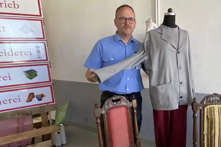 JVA-Werkdienstleiter J&ouml;rg Vogelgesang zeigt die Anstaltskleidung, die in der JVA Zweibr&uuml;cken f&uuml;r alle rheinland-pf&auml;lzischen Gef&auml;