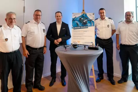 Drohnen für die Feuerwehr: Marco Kern, Vorstandsvorsitzender der VR Bank Südliche Weinstraße-Wasgau (Mitte), und die vier Wehrle
