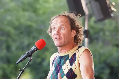 Nanü? Olaf Schubert staunt beim Auftritt in Zweibrücken über grüne Eulen. 