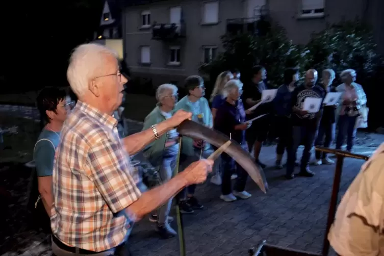 Mit einer Sense und zwei H&auml;mmern im Takt: des Gehannsesingen des Brauchtumsvereins.