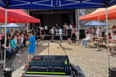 „School rocks for summer“ findet auch in diesem Jahr wieder auf Burg Lichtenberg statt. 