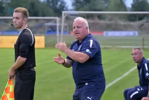 Bittet wieder auf den Platz: Trainer Jürgen Grimm vom FC Speyer 09.