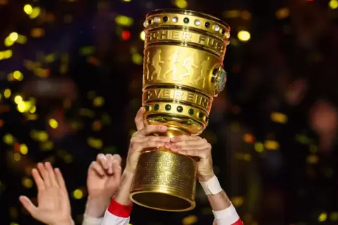 Das Ziel der Begierde: Der DFB-Pokal. 