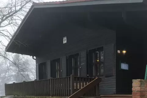 Vor der Kalmit-Hütte steht bald eine mobile Sternwarte. 