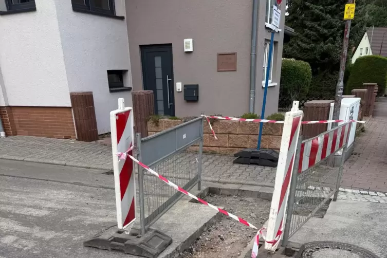 Auch Stra&szlig;ensch&auml;den m&uuml;ssen auf die Schnelle ausgebessert werden. 