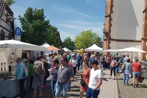 Rund 40 Anbieter kommen zum Keramik- und Kunsthandwerkermarkt. 
