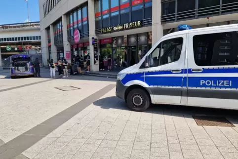 Maskierte Beamte durchsuchen Personen im „Café LU 1“ (Faktorhaus).