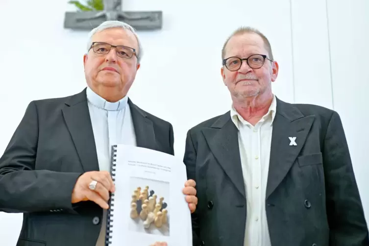 Bischof Karl-Heinz Wiesemann (links) und Bernd Held, Vorsitzender des Betroffenenbeirats, bei der gemeinsamen Pressekonferenz in