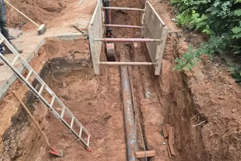 Zwei Meter tief und acht Meter lang war am Donnerstag Mittag die Baugrube am Galgenberg. Ein Wasserrohr war am Mittwoch auf der 